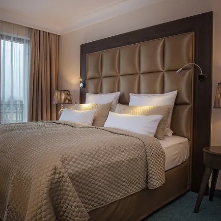 Plaza Boutique Hotel 4*