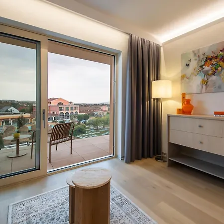 Готель Plaza Boutique & 4*