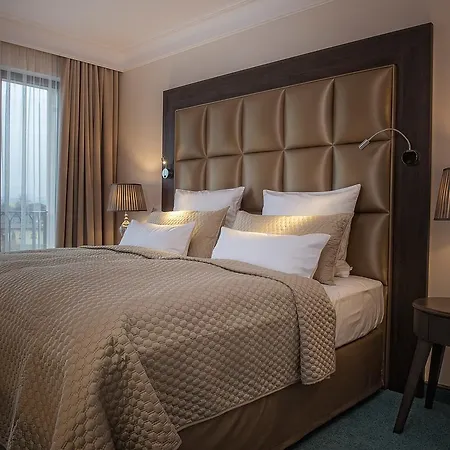 Plaza Boutique & Hotel 4*